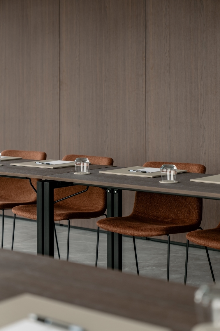 Stylish Master Oak Commands Attention in Upscale 4-Star Hotel